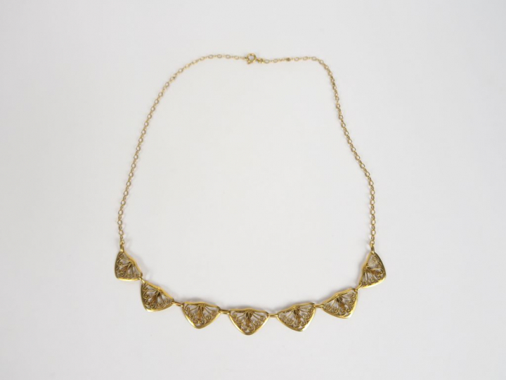 Collier en or jaune, à décor de filigrane. Poids. 7,69 gr