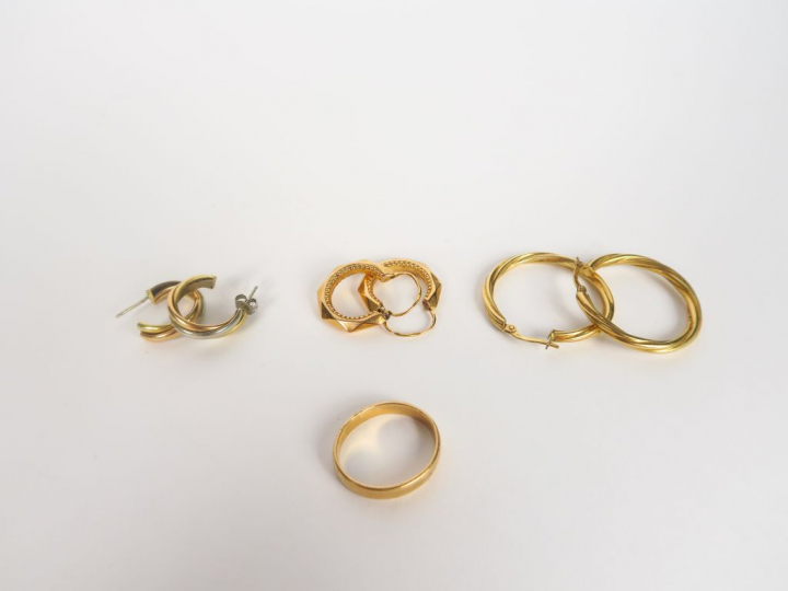 Trois paires de créoles en or.  Poids. 8,94 gr On y joint une alliance