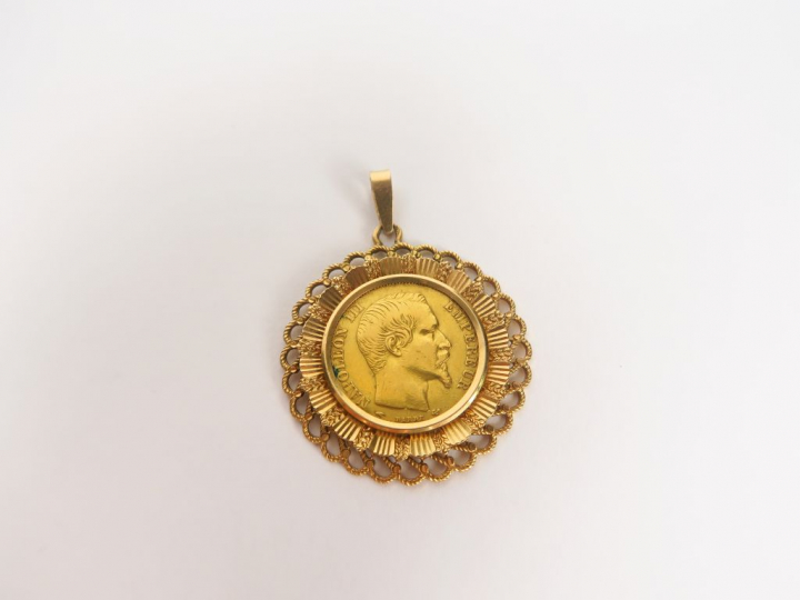 Pendentif en or jaune, orné d'une pièce de 20 Francs or, 1855-A. Poids