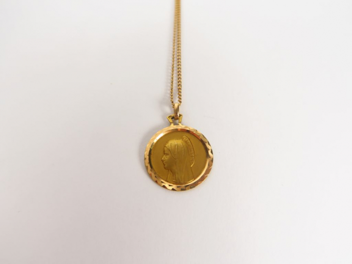 Médaille de baptême et sa chaine en or jaune.  Poids. 6,84 gr