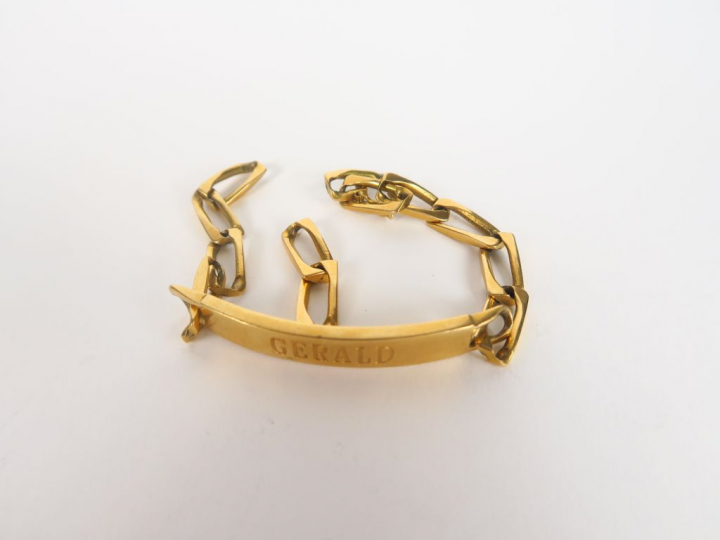 Gourmette en or.  Poids. 34 gr (gravée et accidentée)