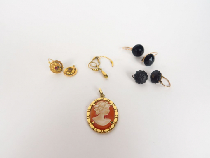 Camée sur pierre dure orné d'un profil de jeune femme, monture or jaun