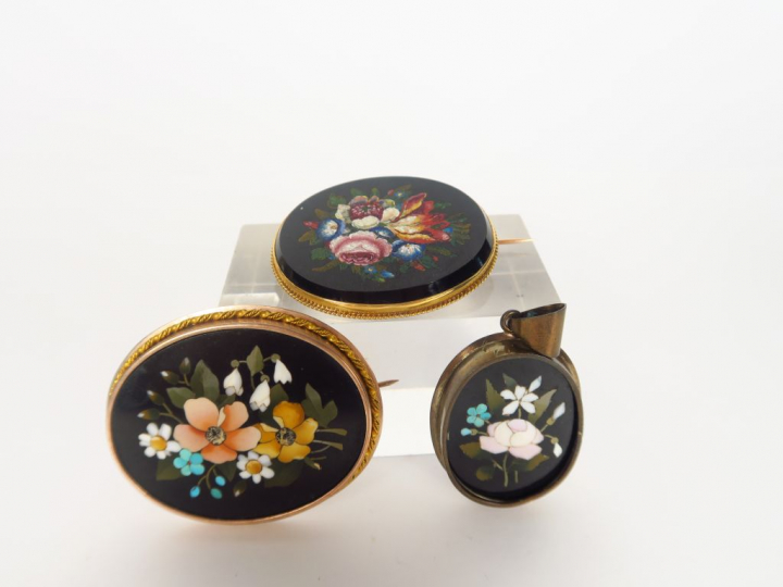 Broche en micromosaique et deux broches en marqueterie de marbre vers 