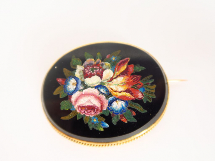 Broche en micromosaique et deux broches en marqueterie de marbre vers 