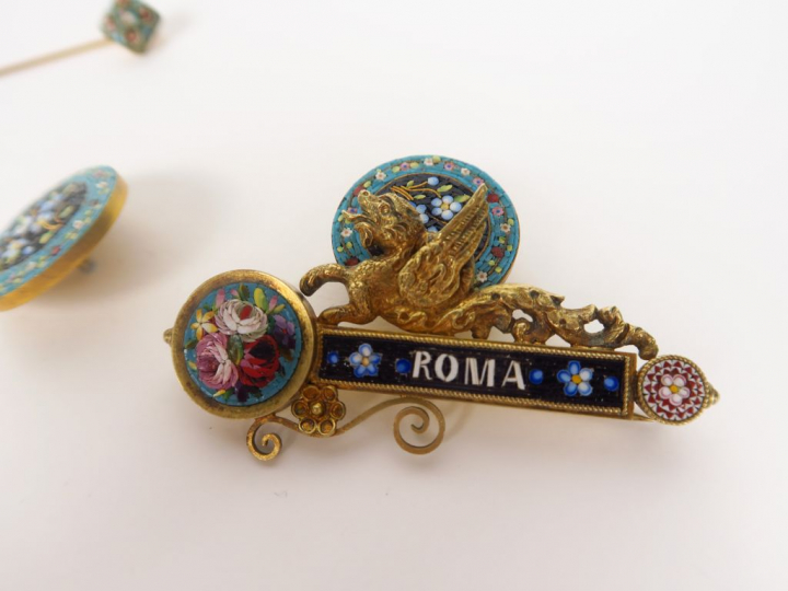 Quatre broches en micromosaique.