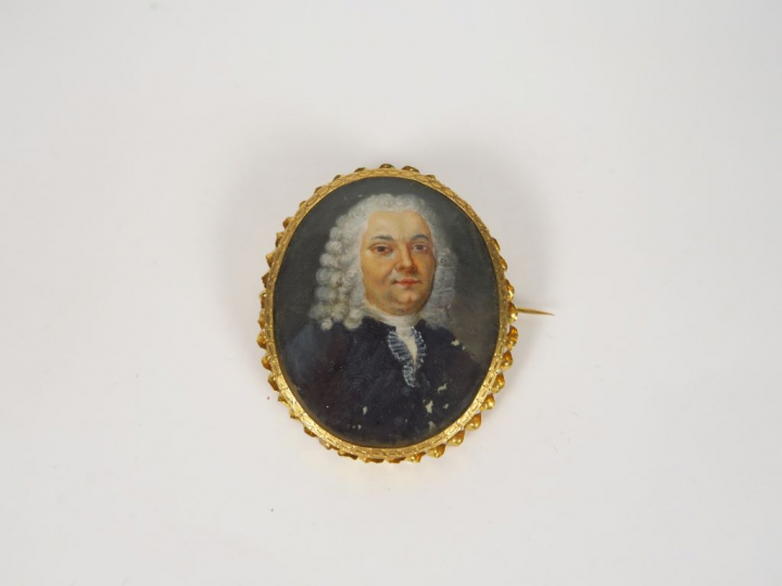 Broche en or fin XVIIIème, ornée d'une miniature sur nacre 'Portrait d