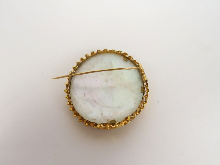 Broche en or fin XVIIIème, ornée d'une miniature sur nacre 'Portrait d