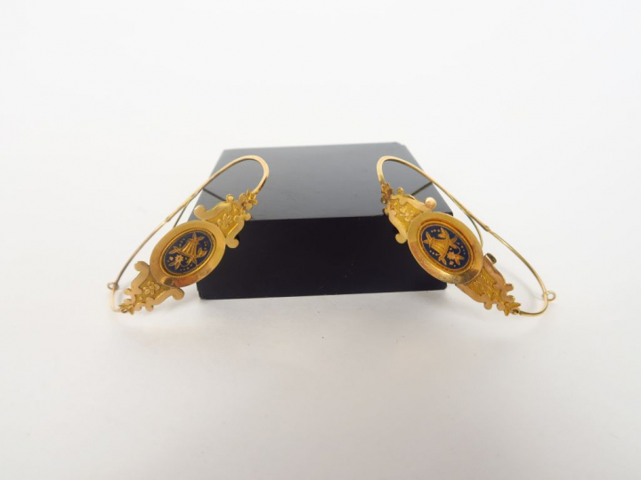 Paire de perce-oreilles Napoléon III de style Louis XVI en or et émail
