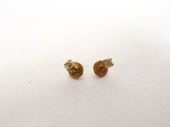Paire de perce-oreilles en or jaune, ornés d'un petit diamant.  Poids 