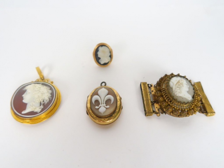 Lot comprenant :  - une broche camée pierre dure XIXème "Profil de jeu