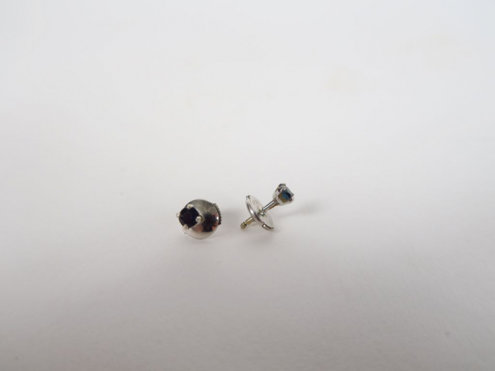 Paire de perce-oreilles en or blanc et petits saphirs.  Poids. 1,5 gr