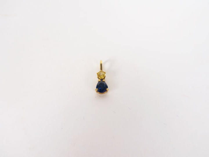 Pendentif en or, orné d'un saphir bleu et d'un saphir jaune.  Avec cer