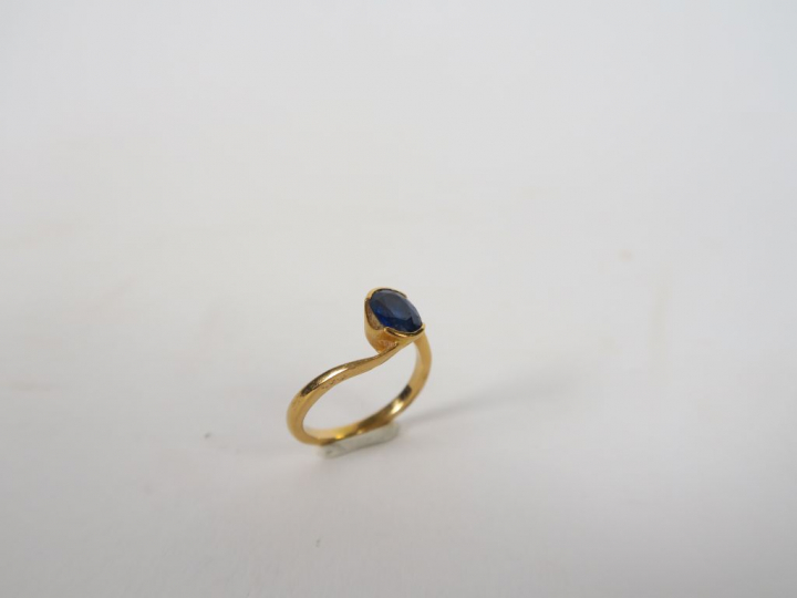Bague en or jaune, ornée d'un saphir demi serti clos.  Avec son certif