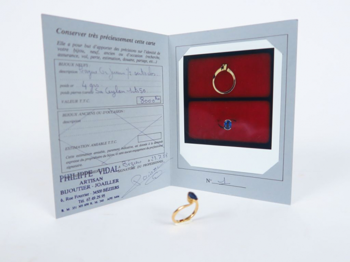 Bague en or jaune, ornée d'un saphir demi serti clos.  Avec son certif