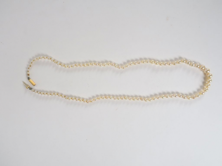 Collier de perles en chute, fermoir en or.