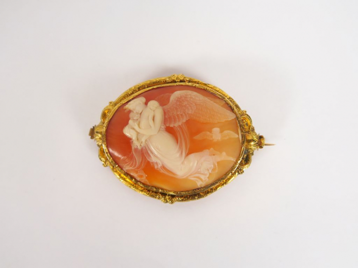 Camée coquille Napoléon III, à décor de jeune femme ailée, monture or.