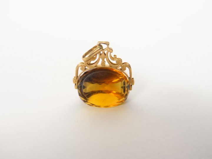 Cachet Napoléon III en topaze, trois facettes, monture or. Poids tel.1