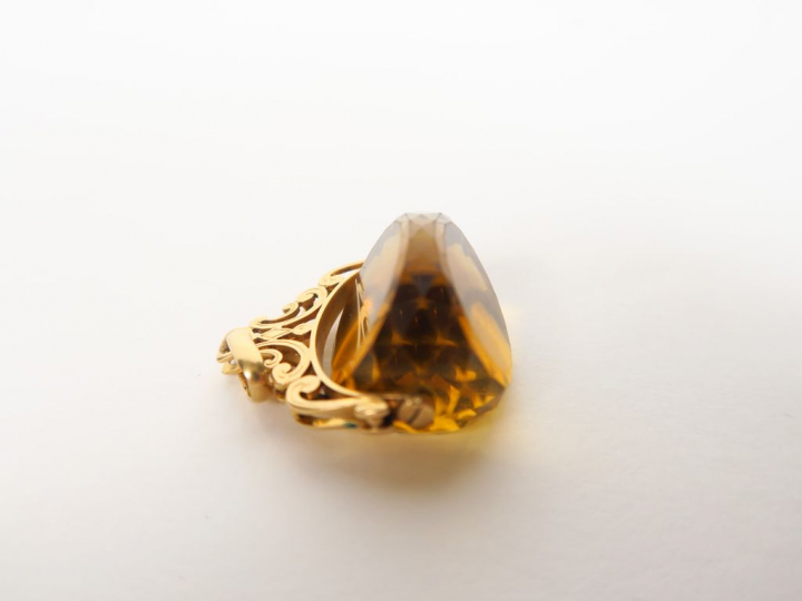 Cachet Napoléon III en topaze, trois facettes, monture or. Poids tel.1