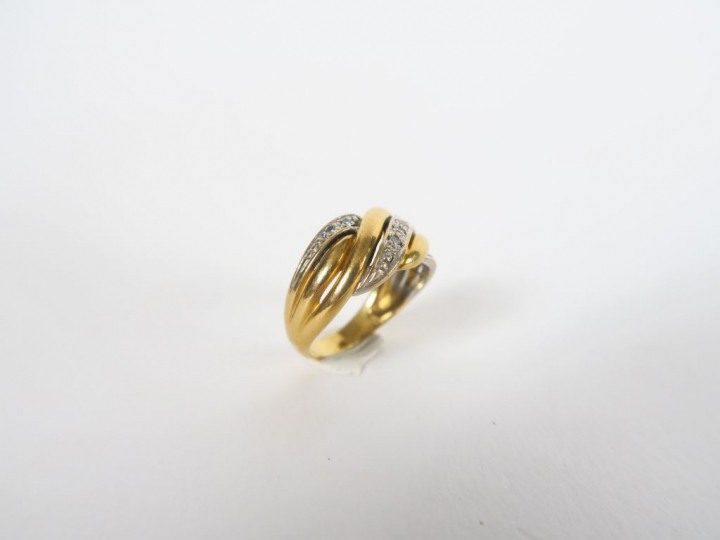 Bague en or torsadée, éclats d'imitations de diamants.  Poids. tel 4 g