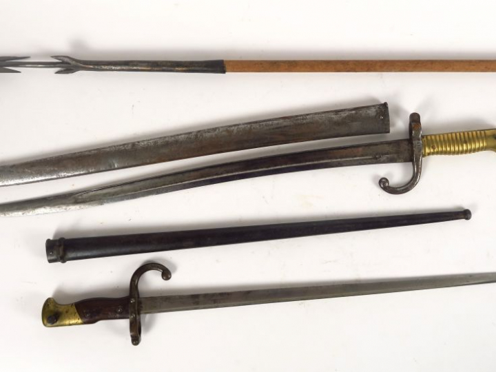 Lot composé d'une baïonnette réglementaire Française Gras modèle 1874 