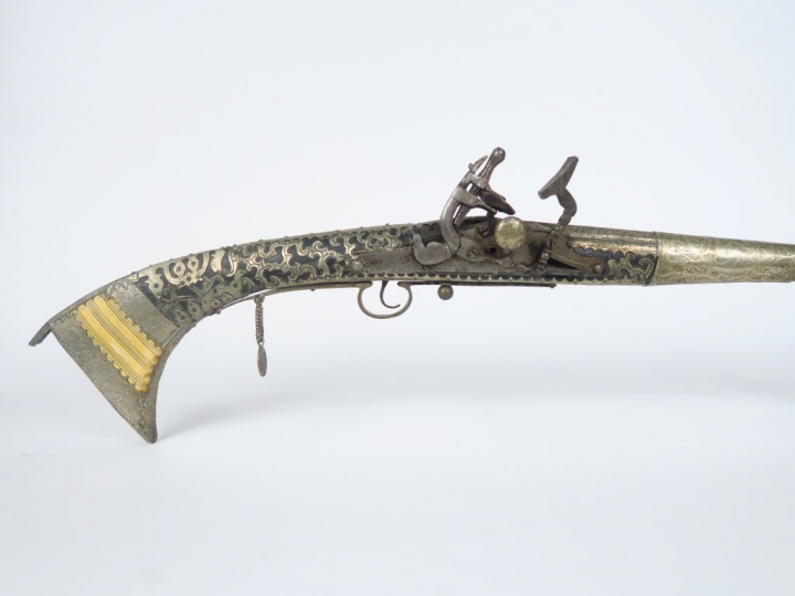 Très long Moukala à silex, monture entière habillée d'un décor en feui