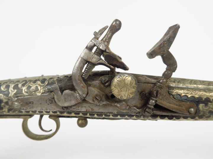 Très long Moukala à silex, monture entière habillée d'un décor en feui