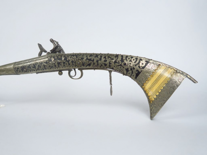 Très long Moukala à silex, monture entière habillée d'un décor en feui