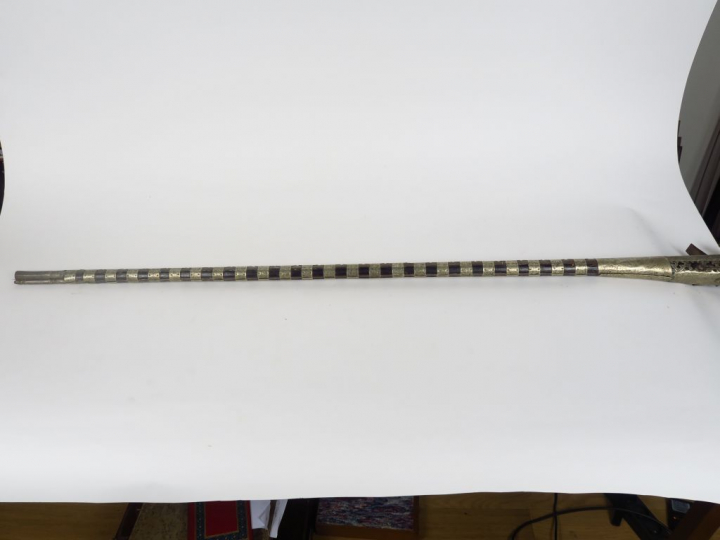 Très long Moukala à silex, monture entière habillée d'un décor en feui