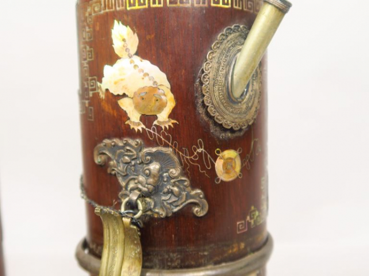 Deux pipes à eau, l’une en bois incrusté de nacre, à décor de lion bou