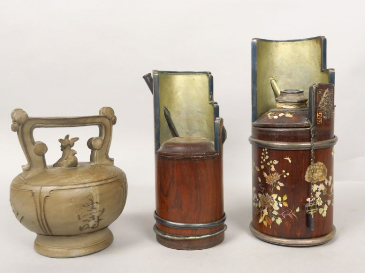 Deux pipes à eau, l’une en bois incrusté de nacre, à décor de lion bou