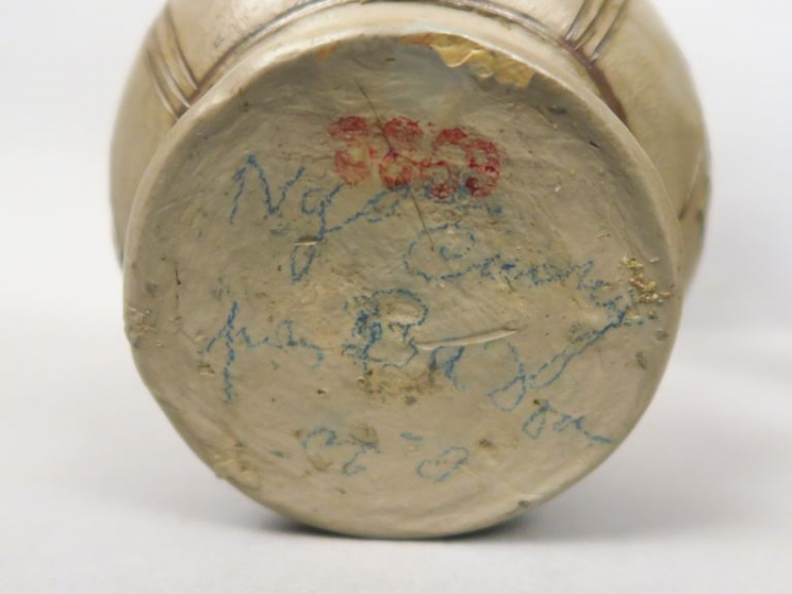 Deux pipes à eau, l’une en bois incrusté de nacre, à décor de lion bou