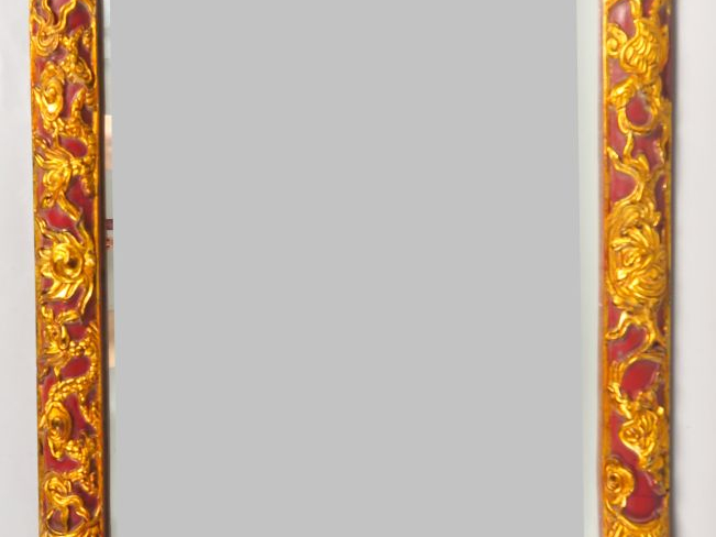 Miroir en bois laqué rouge et doré.  Vietnam, vers 1900. 53 x 43 cm