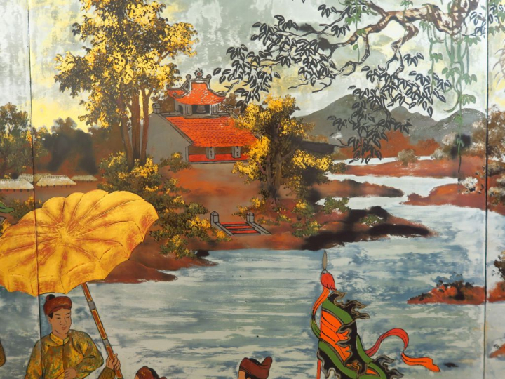 Grand panneau de quatre éléments en bois laqué représentant l'arrivée 