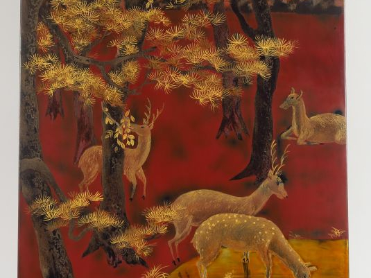 Panneau en bois laqué représentant une colonie de daims au repos sous 