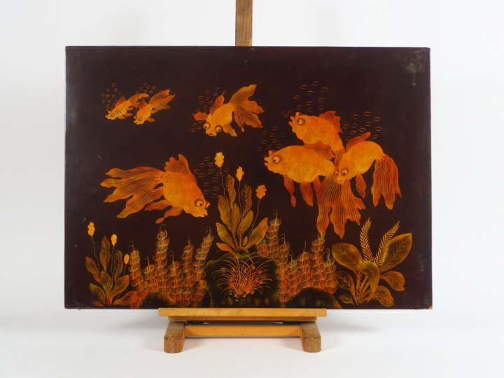 Panneau bois laqué représentant des poissons voile évoluant parmi des 