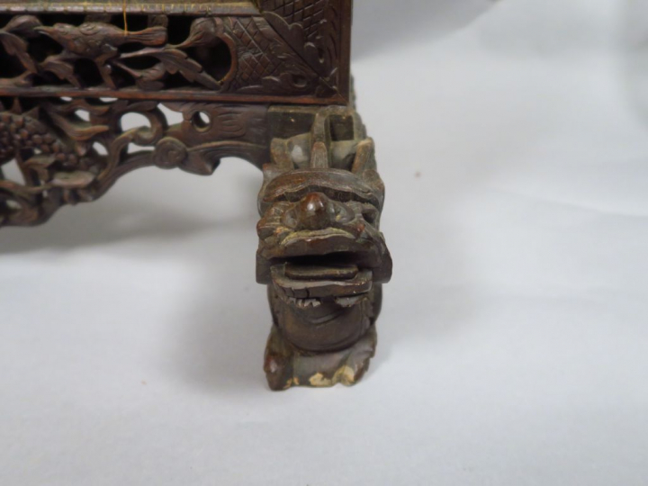 Ecran de cheminée en bois de fer, à décor sculpté et ajouré d'animaux 