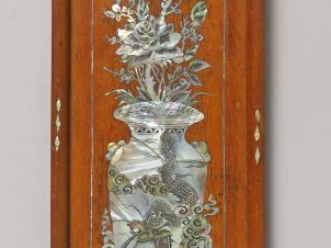 Plateau en bois de rose et incrustations de nacre, à décor de vase fle