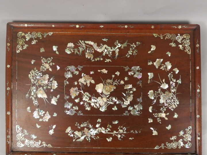 Deux plateaux en bois de rose et incrustations de nacre, à décor de pa