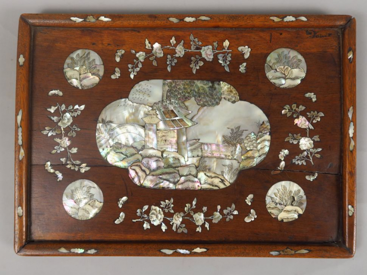 Deux plateaux en bois de rose et incrustations de nacre, à décor de pa