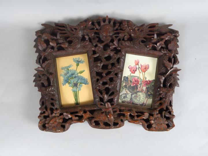 Cadre en bois naturel finement sculpté et ciselé de deux dragons affro