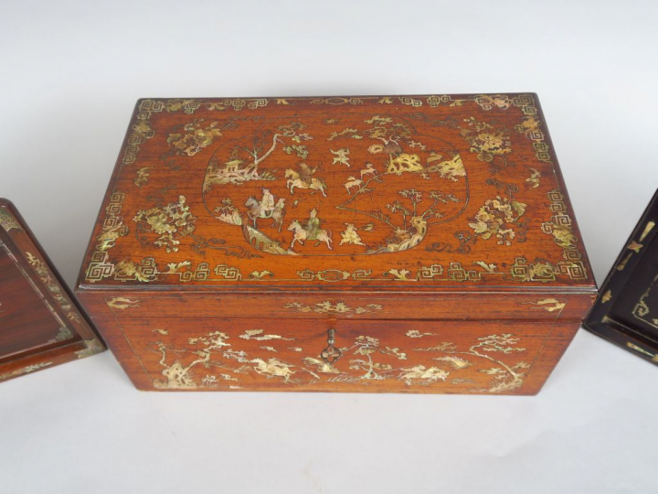 Lot comprenant : - un coffret en bois de rose et incrustations de nacr