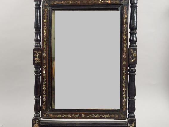 Deux miroirs en bois de rose et incrustations de nacre. Indochine, ver