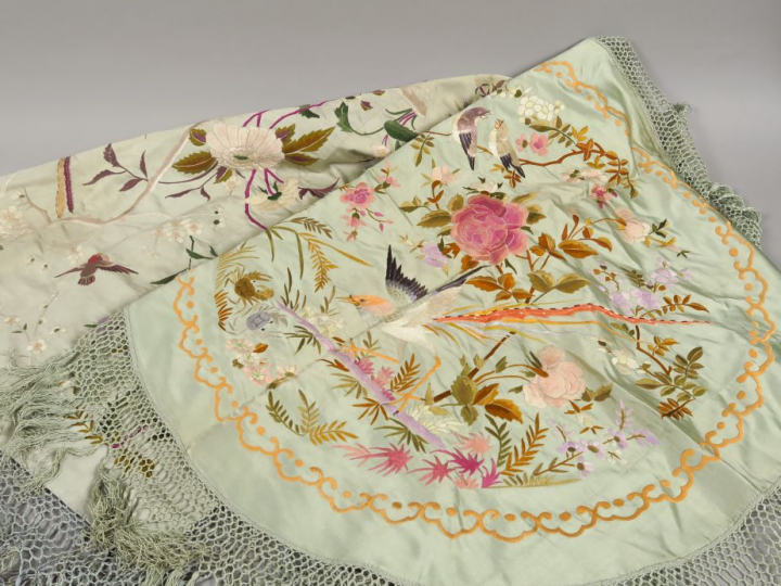 Deux châles sur fond céladon à décor d'oiseaux et de fleurs.  Indochin