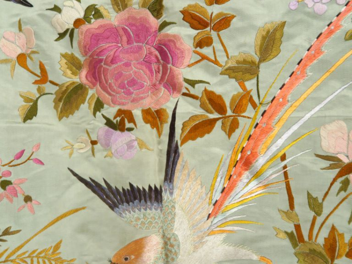 Deux châles sur fond céladon à décor d'oiseaux et de fleurs.  Indochin