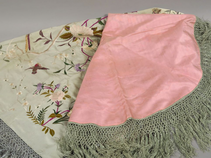 Deux châles sur fond céladon à décor d'oiseaux et de fleurs.  Indochin