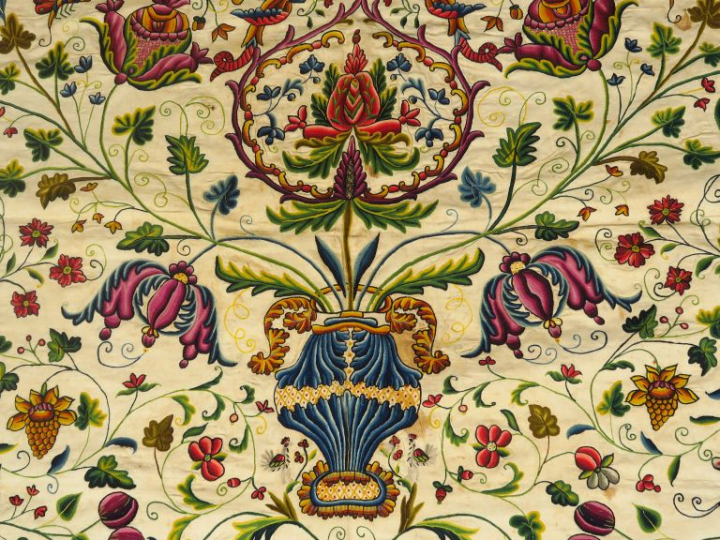 Tenture en lin brodé, à décor d'insectes et de fleurs.  Indochine, ver