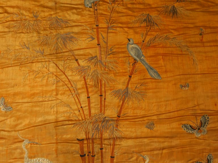 Tenture en lin et soie brodés, à décor d'oiseaux parmi des bambous.  I
