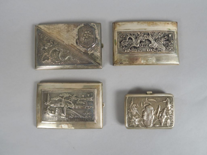 Quatre porte-cigarettes en argent bas-titre et cuivre, à décor de drag