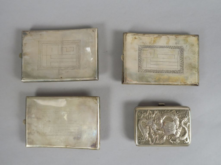 Quatre porte-cigarettes en argent bas-titre et cuivre, à décor de drag