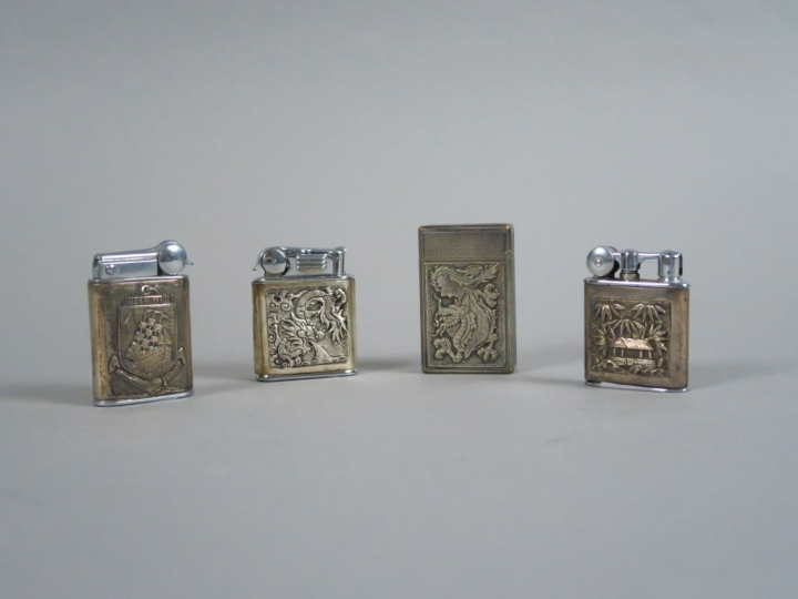 Ensemble quatre briquets en argent bas-titre dont deux Dupont, à décor